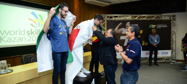Nathan Pacífico recebe medalha de ouro na etapa nacional em agosto, no SENAI de Belo Horizonte (MG) / Foto: Fiemg.jpg
